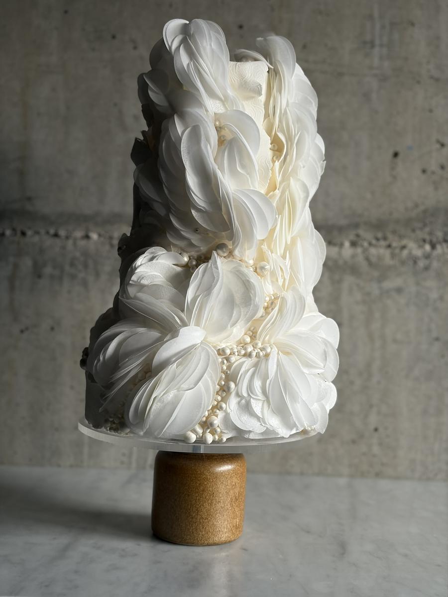 Sculptural cake art by Kenna Giuzio
